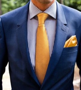 costume bleu et cravate à pois