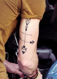 se faire tatouer une flêche sur le bras homme