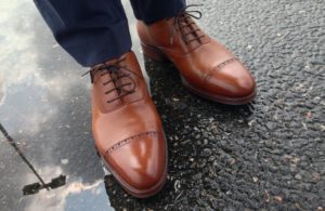 la chaussure de ville fait partie des essentiels du vestiaire masculin
