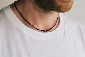 Les bijoux pour homme style minimaliste collier simple et épuré