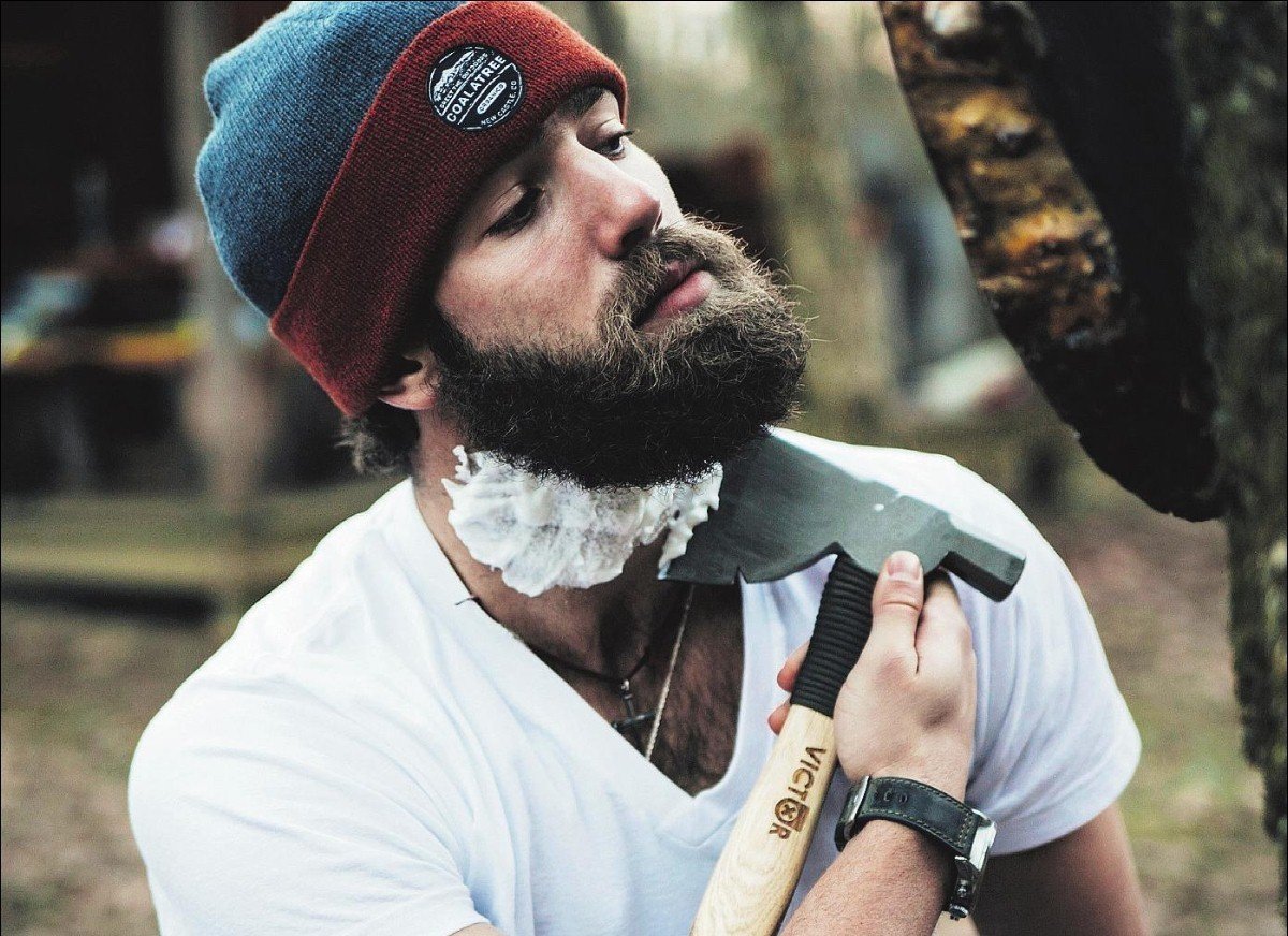 Les gestes pour apprendre comment tailler sa barbe