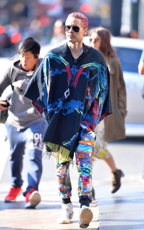 Stylé comme une star : À qui ressemblez-vous ? homme artiste Jared Leto chanteur style stylé look mode fashion street men punk couleur bleu