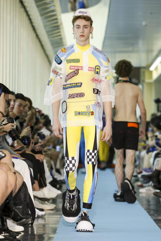 Les pires tendances masculines de l'année 2017 homme mode style fashion Angus Chiang défilé spring summer printemps été 2018 streetwear jaune 