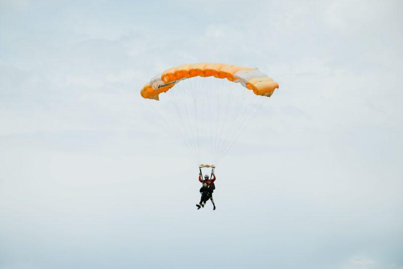sports extrêmes saut en parachute cap adrenaline