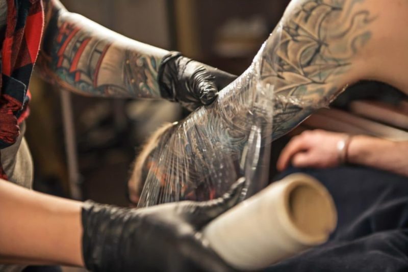Prendre soin de son tatouage application célophane