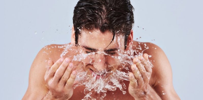 Routine de soins pour homme le nettoyage du visage