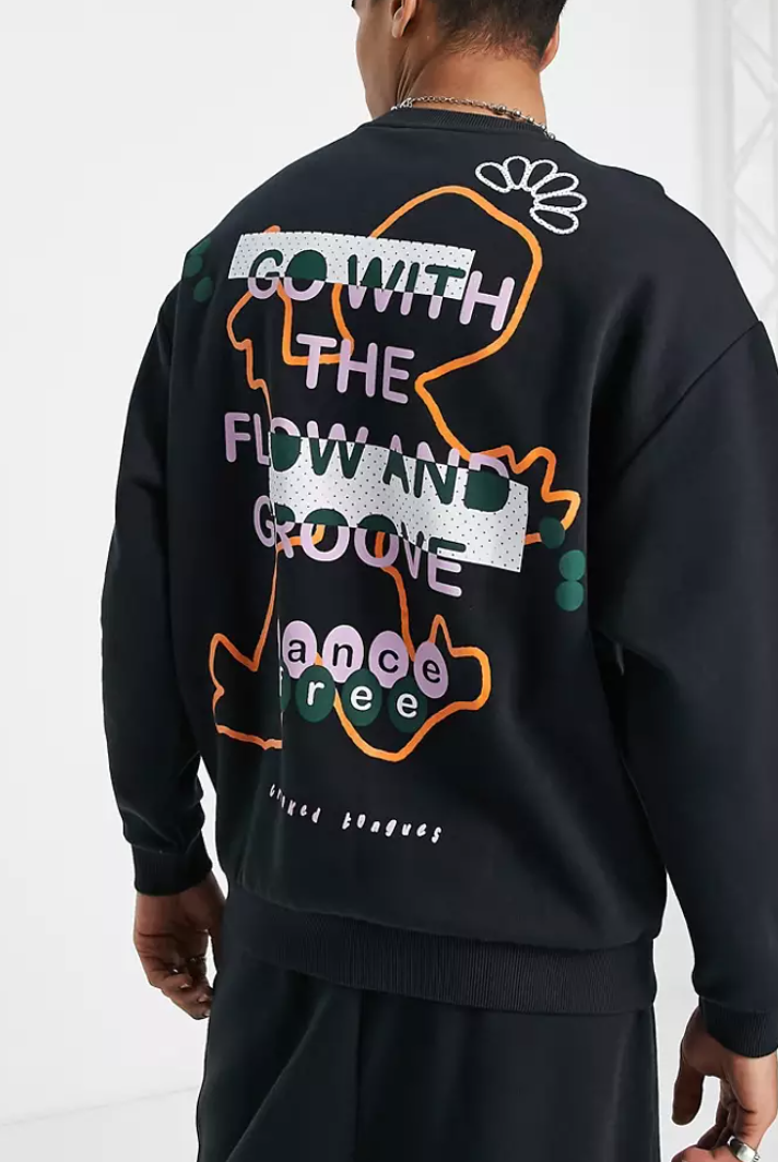 Pull noir logo dans le dos look streetwear