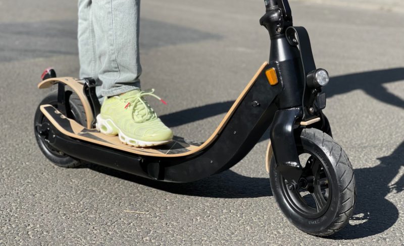 Trottinette électrique et son plancher en bois