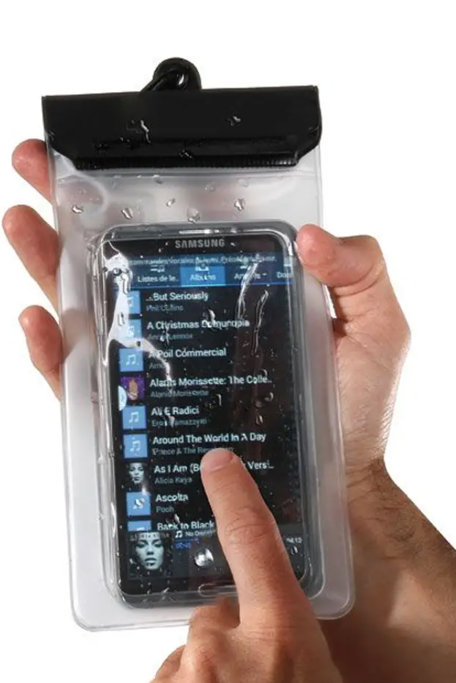 filmer sous l'eau avec une pochette de protection de téléphone
