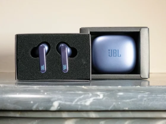 écouteurs JBL true wireless bleus boitier recharge