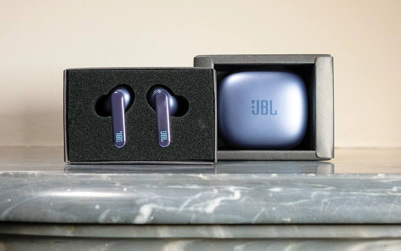 écouteurs JBL true wireless bleus boitier recharge