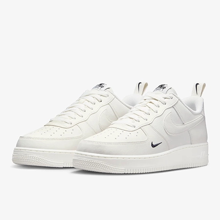 Sneakers et costume Nike blanches