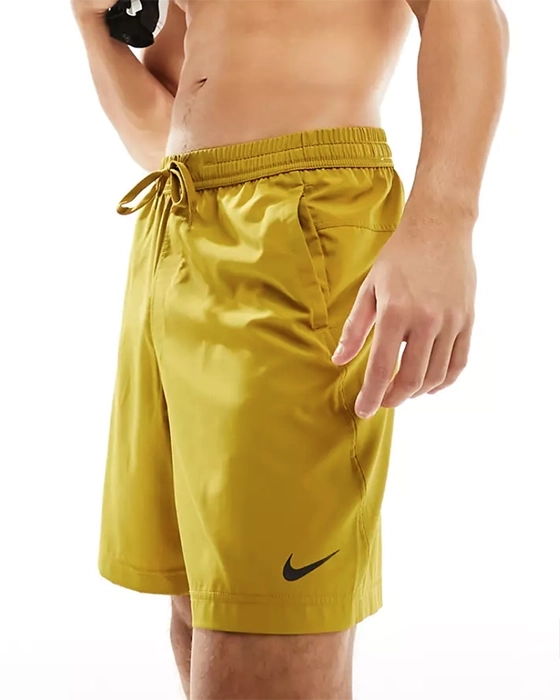 short nike idée look sportswear