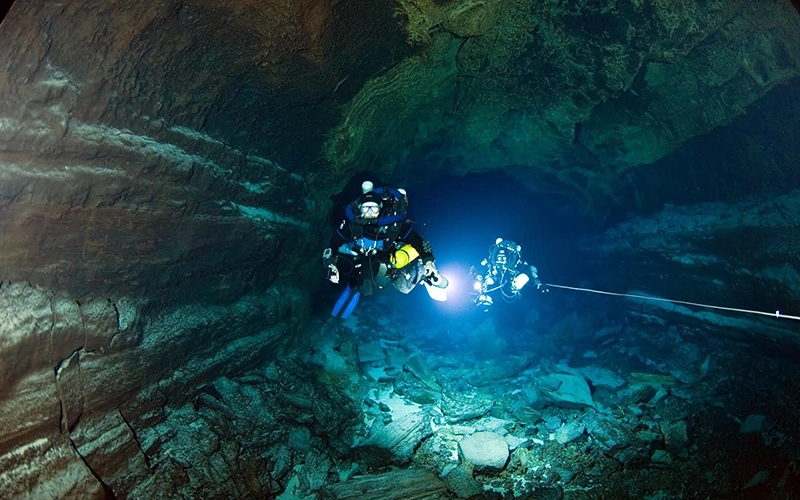 top 10 sports extrêmes cave diving