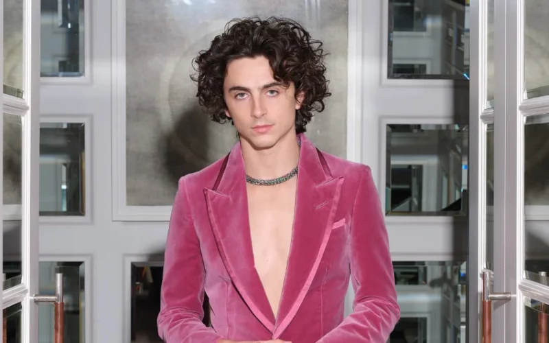 rose pour homme Timothée Chalamet