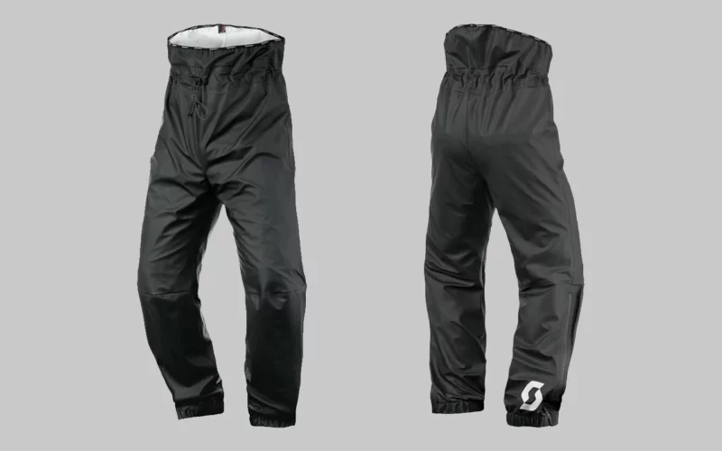 rester au sec pantalon de pluie moto