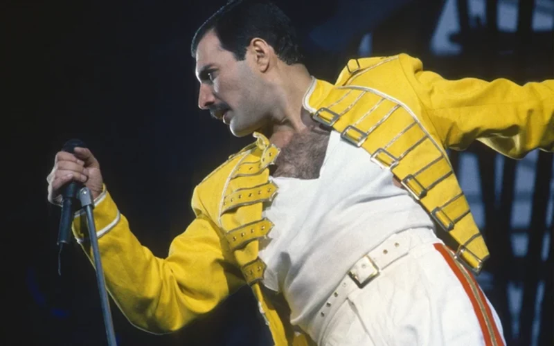 le style de Freddie Mercury veste jaune