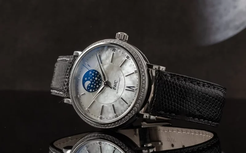 phase de lune sur une montre bracelet noir