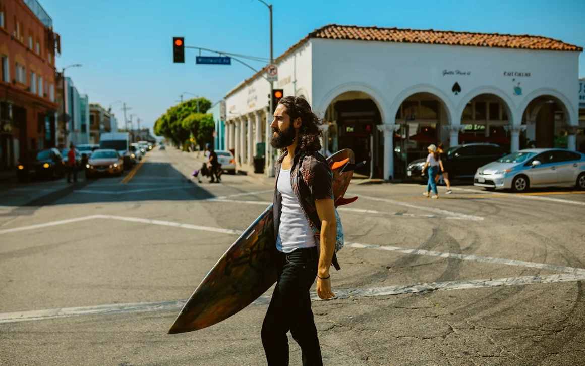 porter la chemise style surfeur