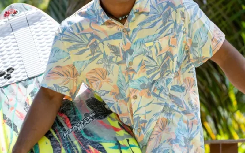 porter la chemise surfeur