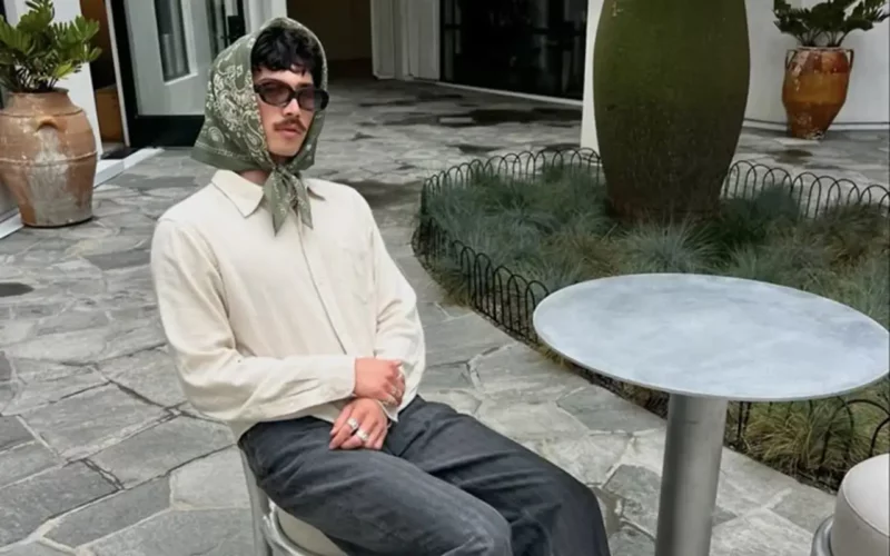 carré de soie pour homme trendy sur la tete