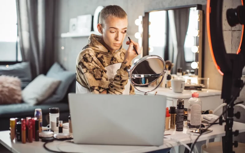 maquillage pour homme miroir