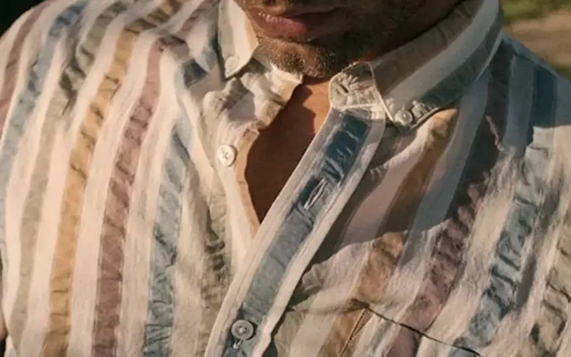 porter les rayures multicolores chemise