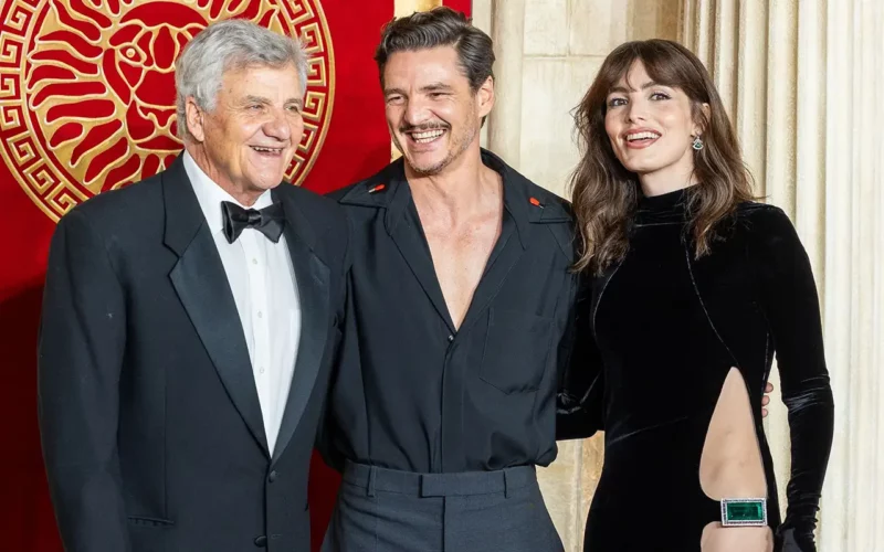 style de Pedro Pascal chemise noire