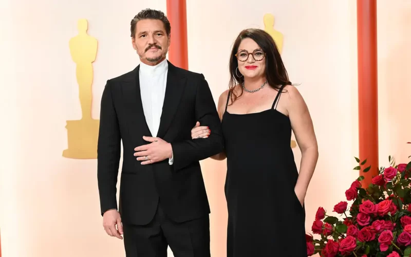 style de Pedro Pascal col roule blanc