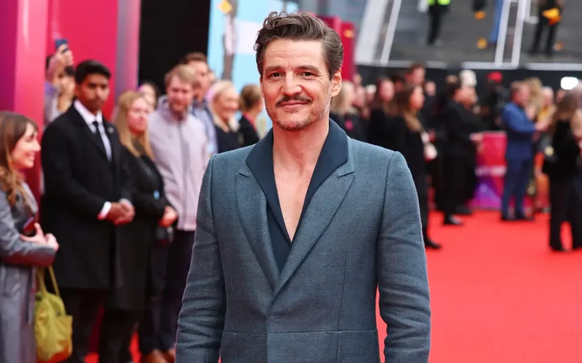 style de Pedro Pascal costume gris
