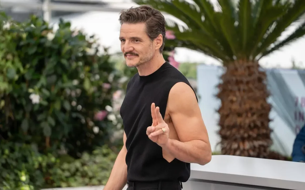 style de Pedro Pascal haut échancré