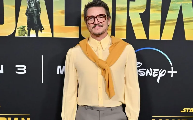 style de Pedro Pascal tenue jaune