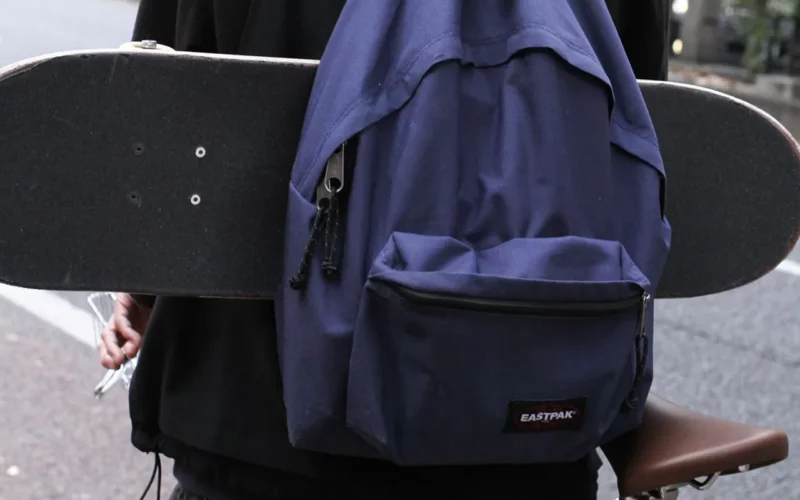 adopter le style années 90 sac a dos