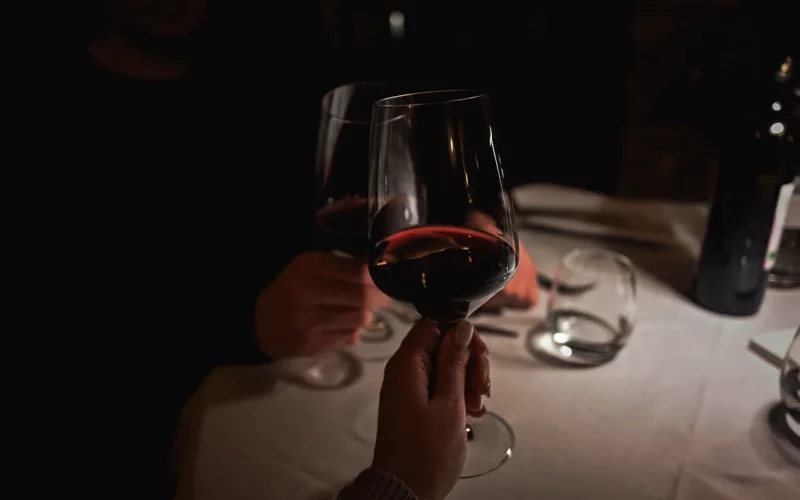 dîner immersif dans l'obscurité vins
