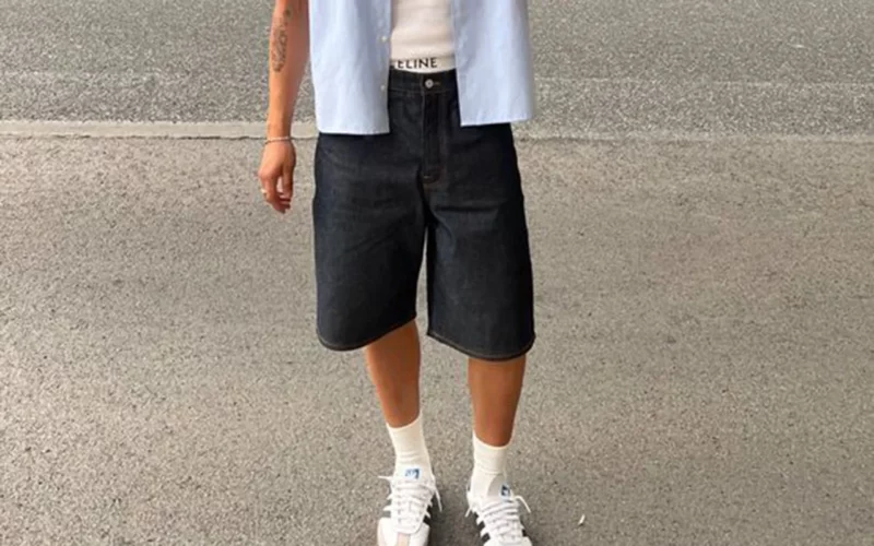 porter le jort en jean foncé