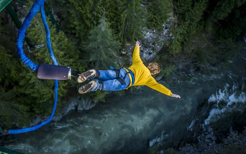 activités à sensations fortes saut à élastique