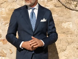 Costume bleu pour une soirée