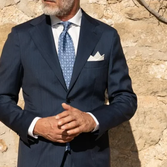 Costume bleu pour une soirée