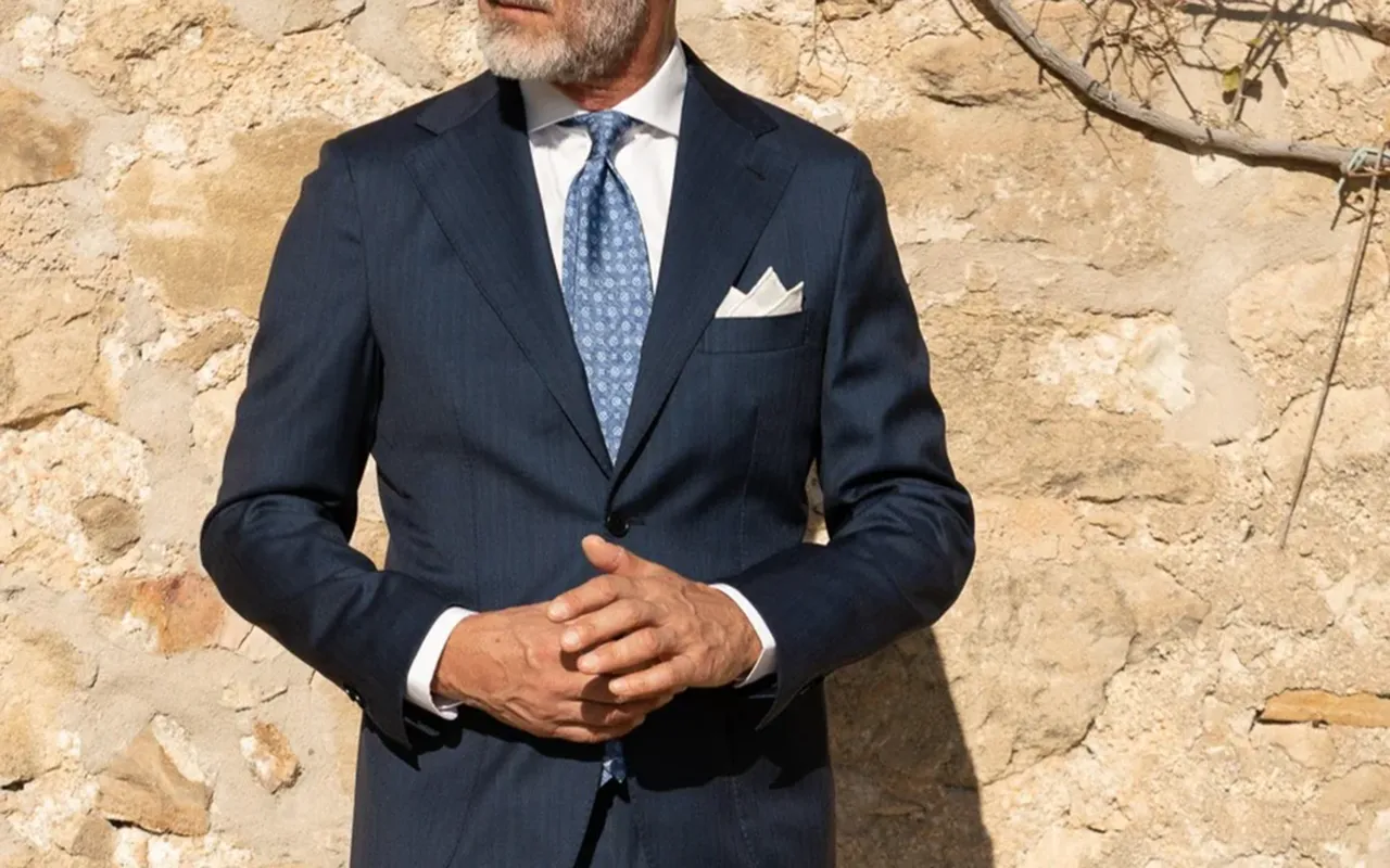 Costume bleu pour une soirée