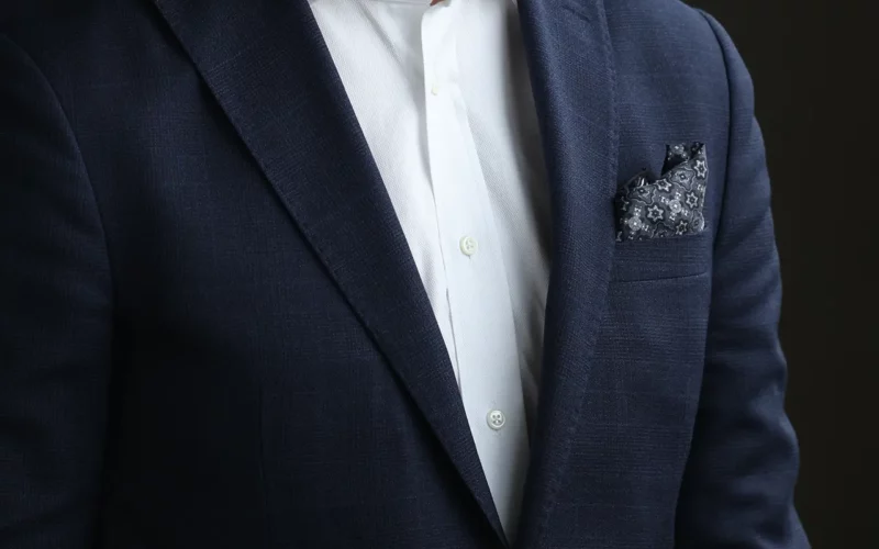 costume bleu pour une soirée chic