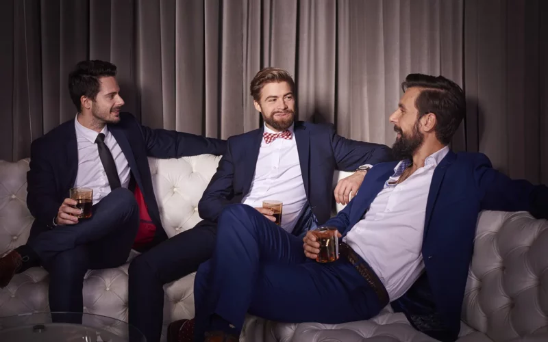 costume bleu pour une soirée entre amis