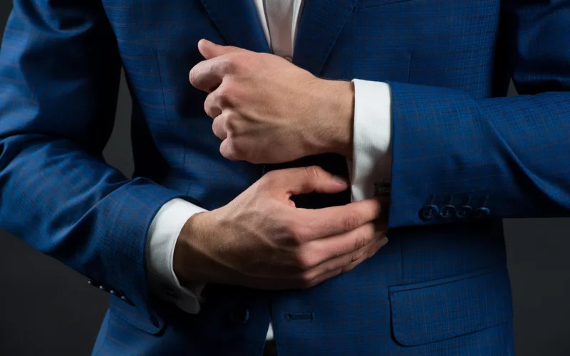 costume bleu roi pour une soirée