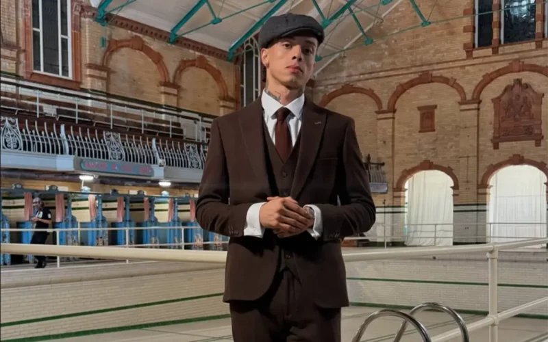 le style de central cee costumes marron