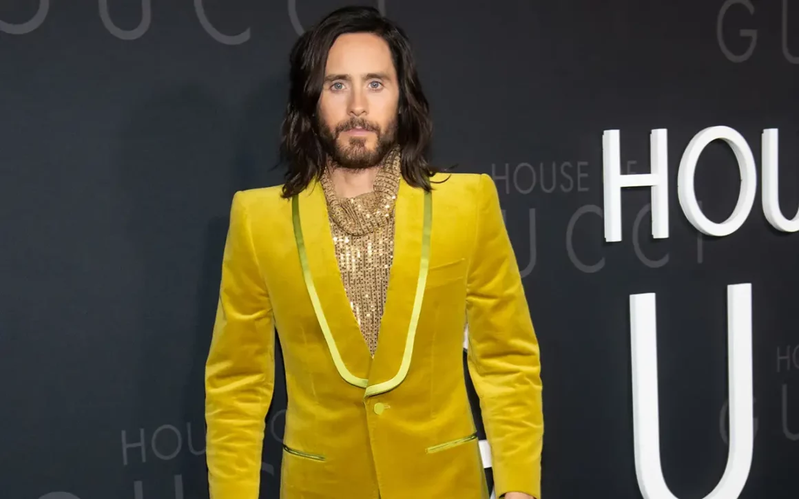 le style de jared leto costume jaune