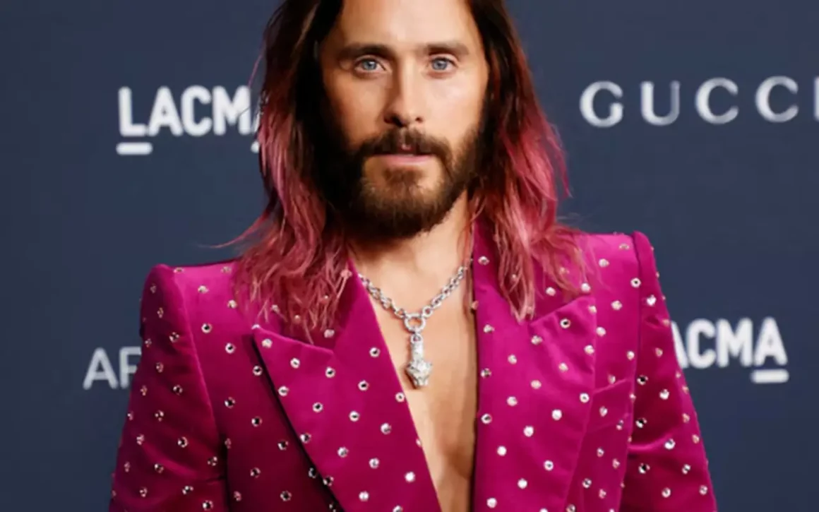 le style de jared leto costume rose a strass