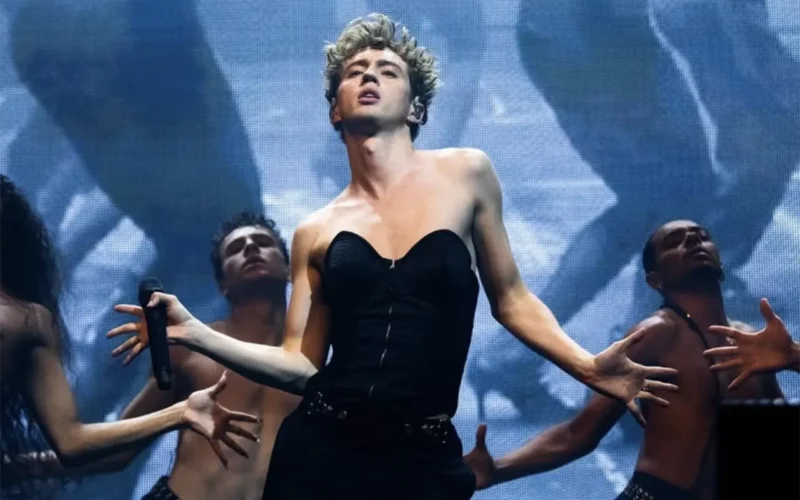 looks gender fluid troyes sivan