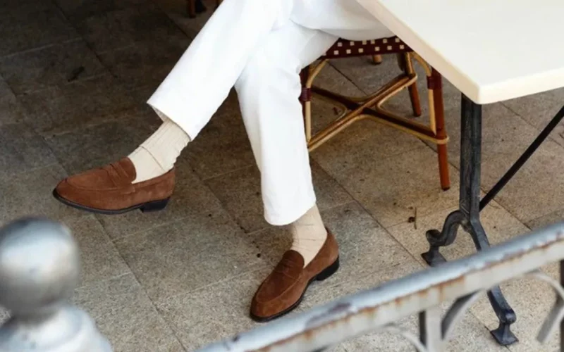 Adopter le style d’un homme classe mocassins