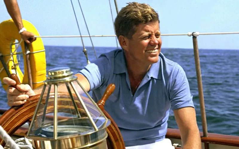 Adopter le style old money Kennedy