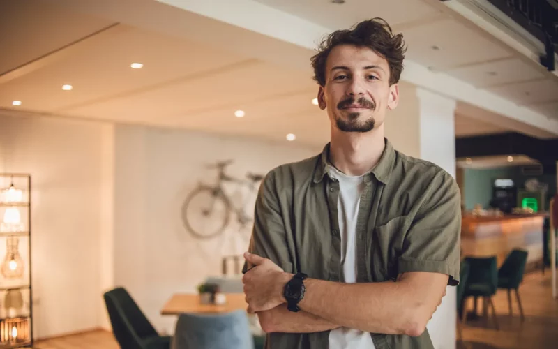 Tailler une moustache avec sa barbe
