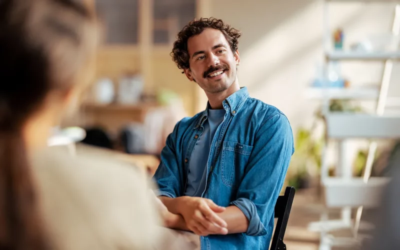 Tailler une moustache tendance 2025